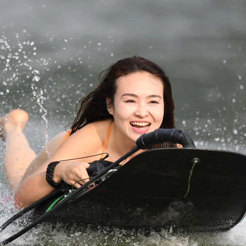 لوح ركوب الأمواج الكهربائي الم - مراجعة Electric Surfboard Jetboard وسعره