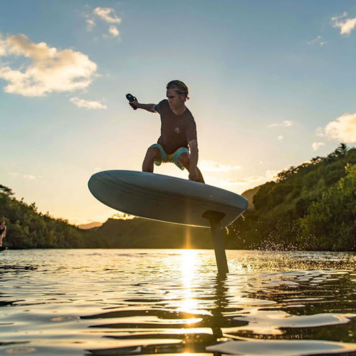 لوح ركوب الأمواج الكهربائي الج - مراجعة Electric Surfboard 3000W وسعره